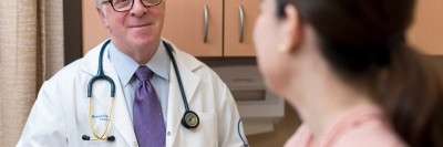 Memorial Sloan Kettering medical oncologist Andrew Seidman discusses treatment options with a breast cancer patient.